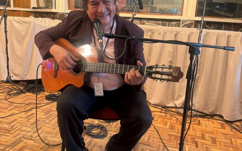 Cantante guatemalteco Sergio Iván Sierra visita TGW y comparte su música en el programa de Don Carlitos de Triana