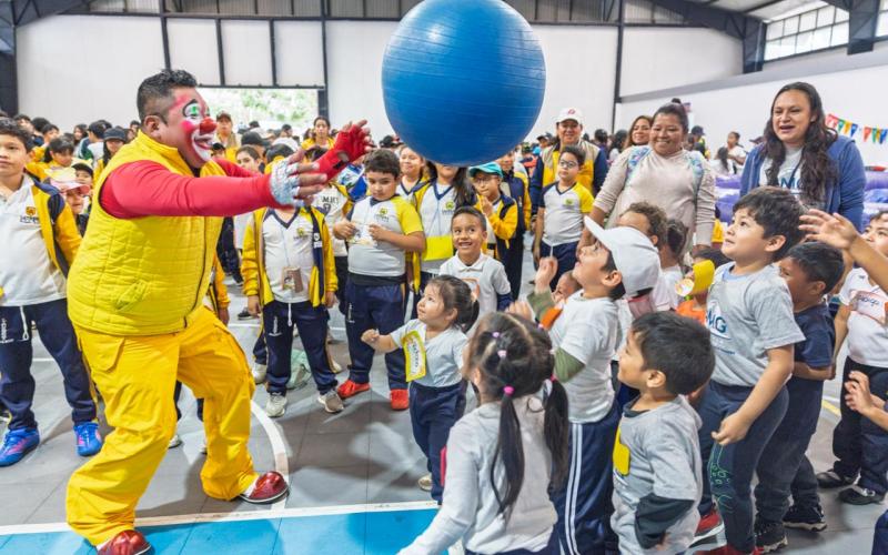 Niñas y niños conmemoran el Día Nacional de la No Violencia con jornada recreativa en el Parque Erick Barrondo. 
