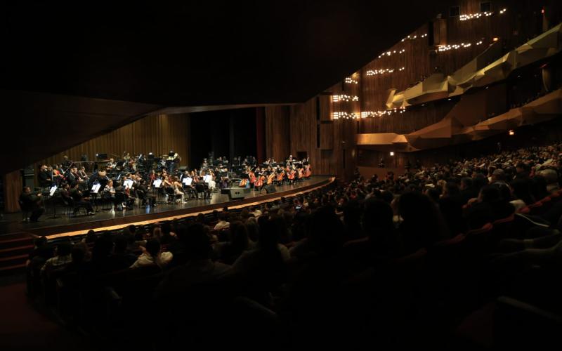 "Amar y querer": Orquesta Sinfónica Nacional acompaña al intérprete Carlos Cuellar en soberbio homenaje a José José. 