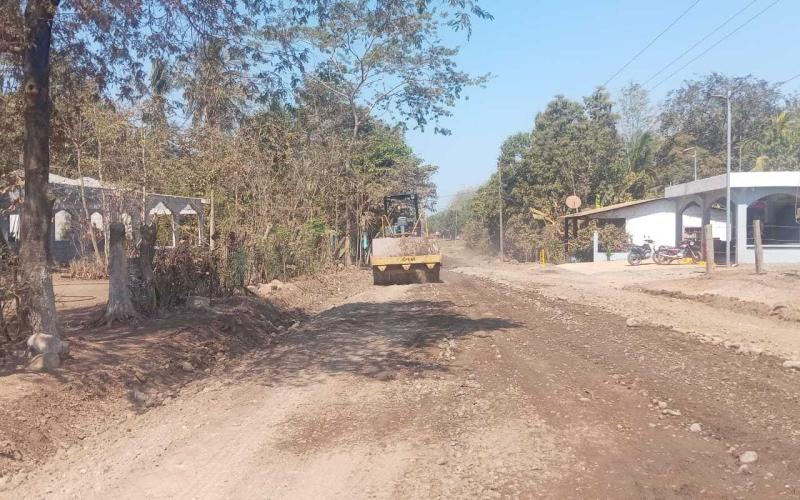 Realizan reposición de balasto en la ruta hacia El Triunfo, Retalhuleu