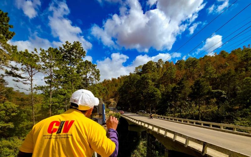 Avanzan los trabajos para mejorar el puente Santa Bárbara en Baja Verapaz
