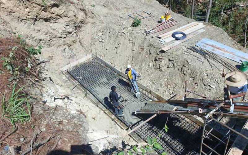 Continúa la construcción de puente provisional en Baja Verapaz 