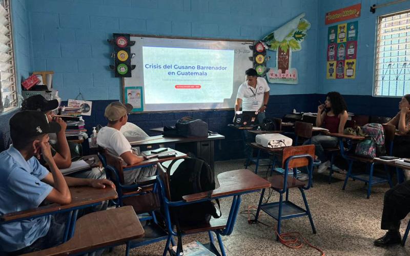 Capacitan a estudiantes jutiapanecos en el control del Gusano Barrenador