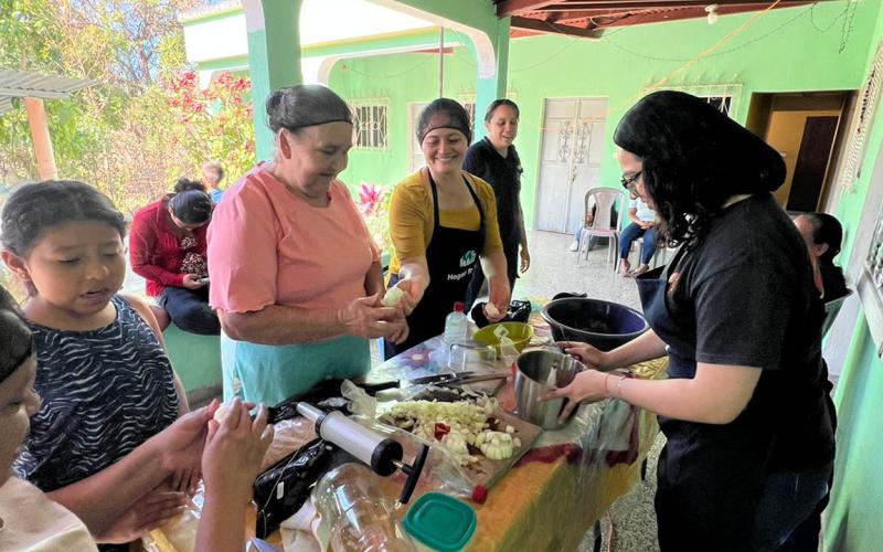Integrantes de CADER aprenden técnicas de transformación cárnica y emprendimiento