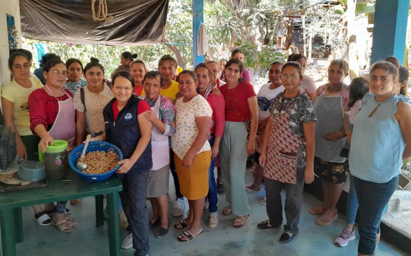 Capacitan a familias de Santa Rosa en la elaboración de conservas y productos nutritivos