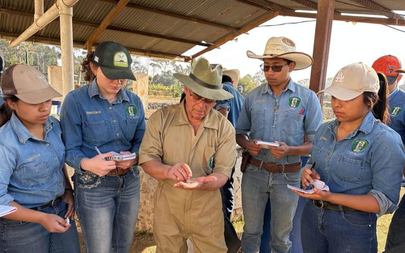 Prácticas de campo fortalecimientos de alumnos de la ENCA