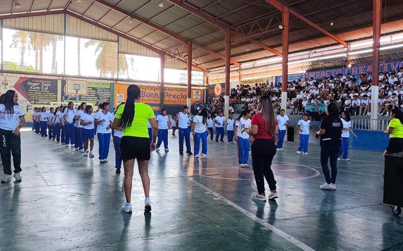 Estudiantes fortalecen hábitos saludables de alimentación y ejercicio
