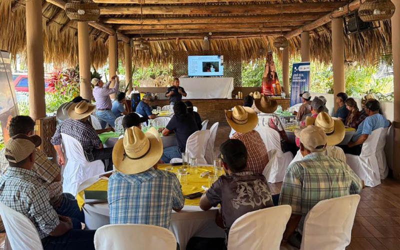 Productores ganaderos de Santa Rosa se actualizan acerca de Gusano Barrenador y rabia bovina