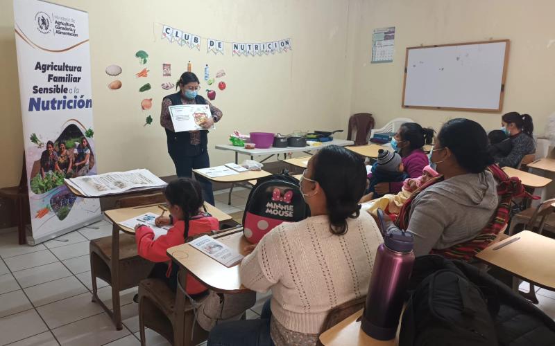 Familias fortalecen la nutrición de sus hijos en el Club de la Nutrición