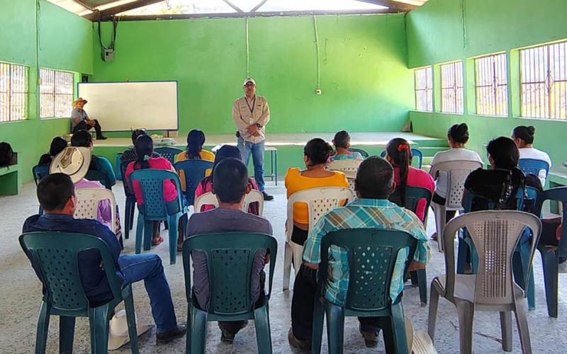Agricultores de Huité capacitados en mantenimiento de equipo y manejo de plaguicidas