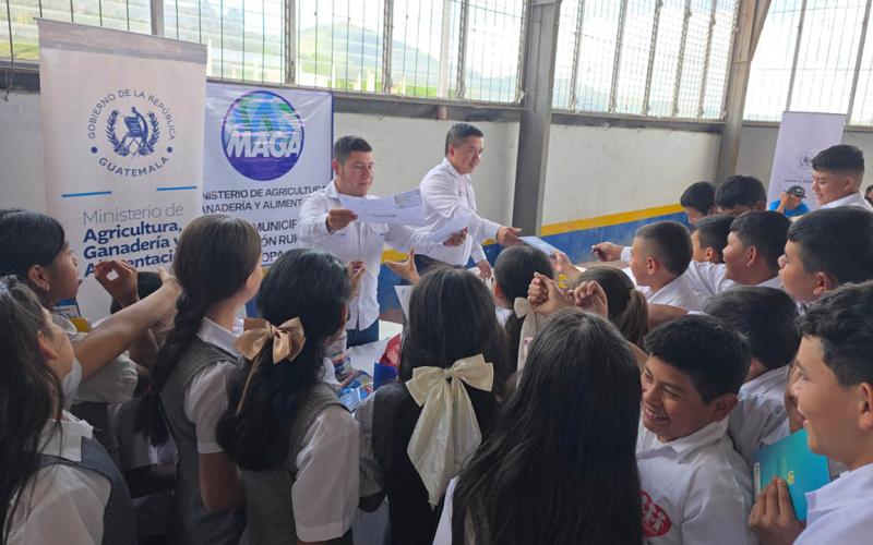 Acercan servicios institucionales a familias rurales de Olopa