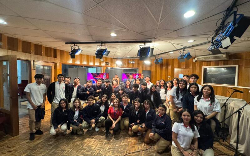 Alumnos del Liceo Canadiense fortalecen su formación con visita académica a Radio TGW