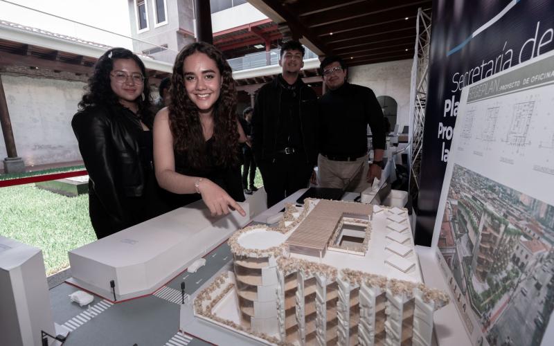 Los estudiantes expusieron sus proyectos en el Edificio Anexo de SEGEPLAN. 