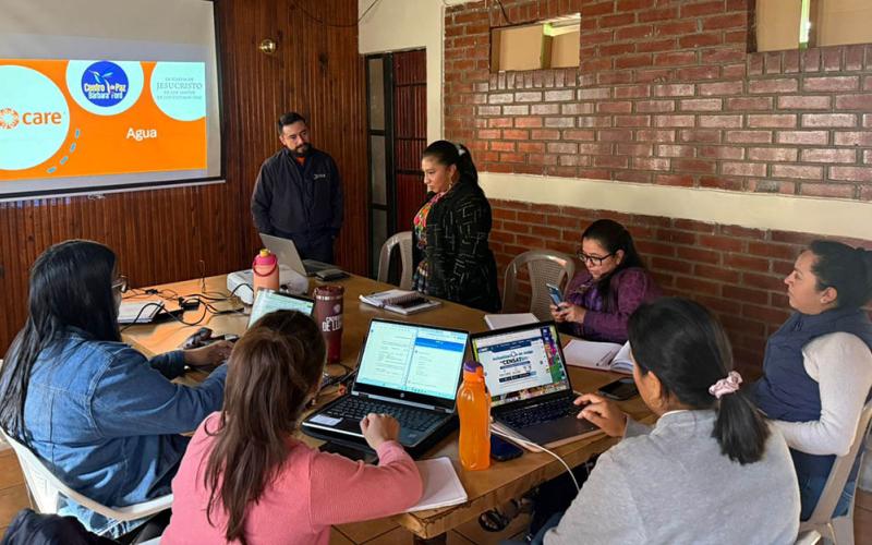 Educadoras de Hogar Rural capacitadas en métodos de purificación de agua