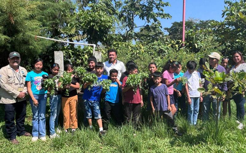 Estudiantes de La Esperanza y Génova capacitados en producción de hortalizas