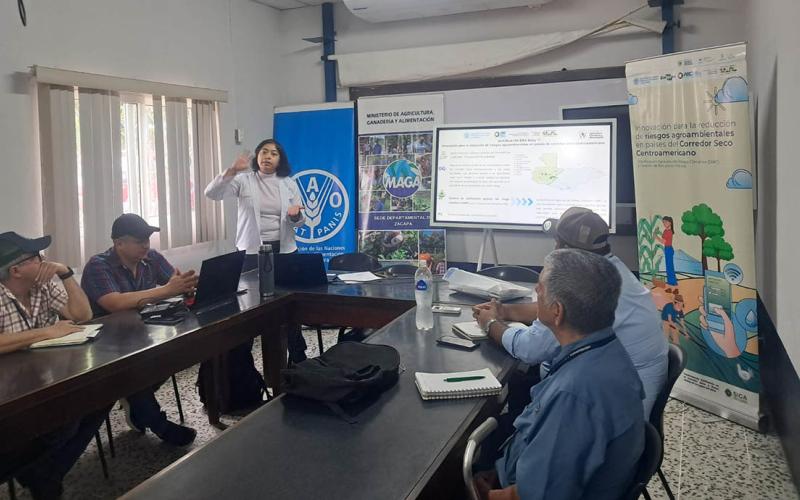 Capacitan a personal técnico de Zacapa en herramientas de zonificación de riesgo climático