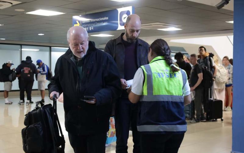 Nuevos agentes AVSEC: Aeropuerto La Aurora refuerza la seguridad aeroportuaria  