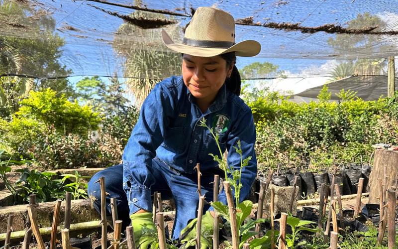 Estudiantes de la ENCA optimizan sus conocimientos técnicos en floricultura 