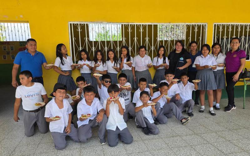 Estudiantes se alimentan mejor con lo que cultivan