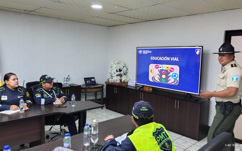 Capacitan a agentes de tránsito para mejorar la seguridad vial en San Raymundo