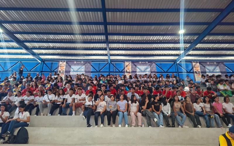 400 escolares reciben seguridad vial en inauguración de juegos deportivos