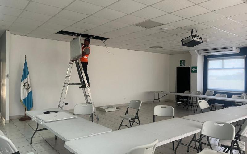 Aeropuerto Mundo Maya fortalece realiza mejoras en pista y áreas operativas