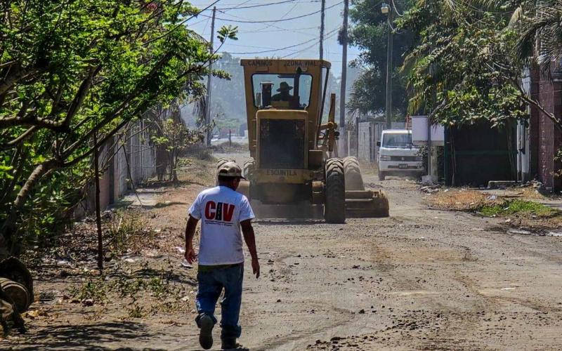 Mejoran camino en Sipacate y facilitan el acceso a más de 1,500 vecinos