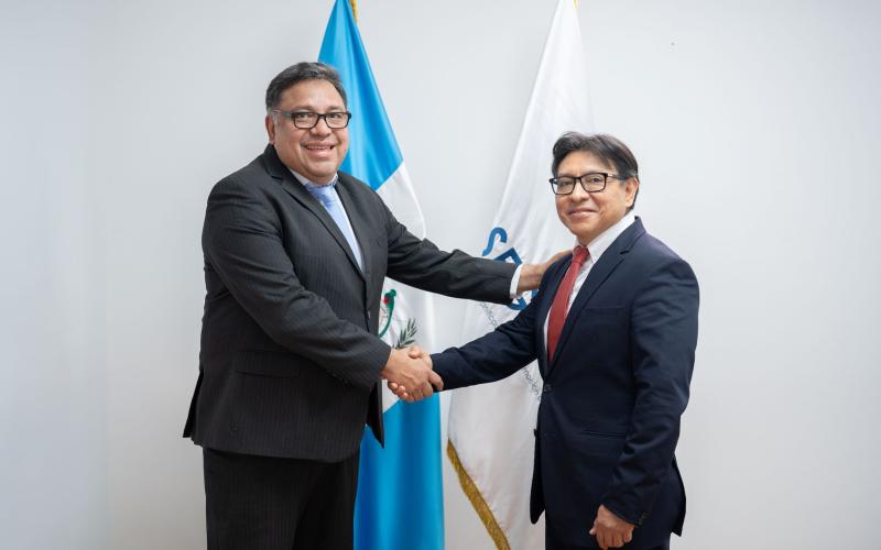 El titular de SEGEPLAN, Carlos Mendoza, juramenta a Ervin Fidel Us Álvarez, como subsecretario de Planificación y Programación para el Desarrollo.