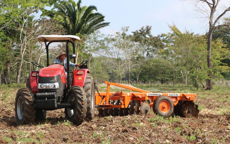 Familias de Las Cruces se benefician con trabajos de mecanización agrícola