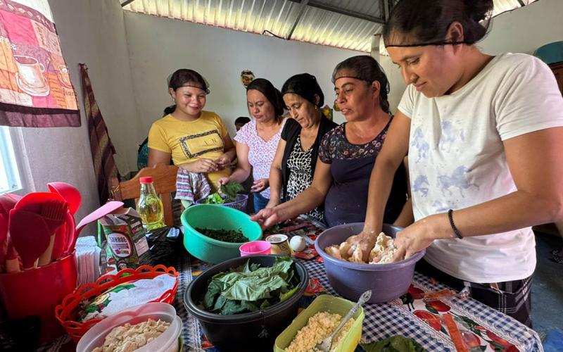 Familias rurales aprovechan alimentos locales