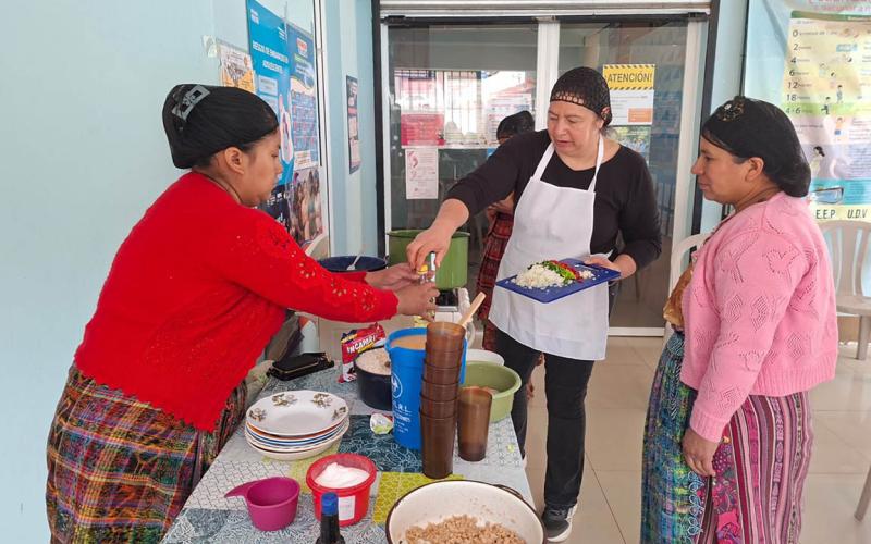 Talleres de higiene y alimentación fortalecen salud materno-infantil en Quetzaltenango 