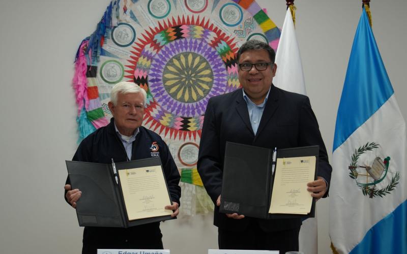 Edgar Umaña, representante de Fundación Kinal, y Carlos Mendoza, secretario de Planificación, fueron los encargados de oficializar el acuerdo. 