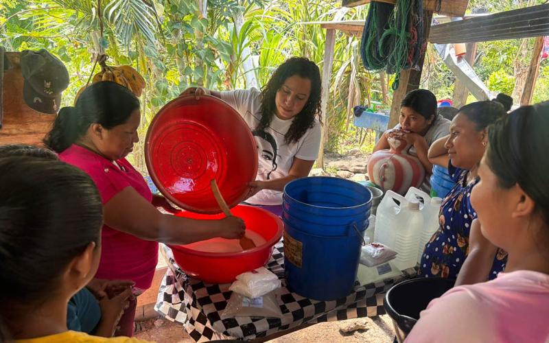 Mujeres aprenden a elaborar jabón libre de químicos