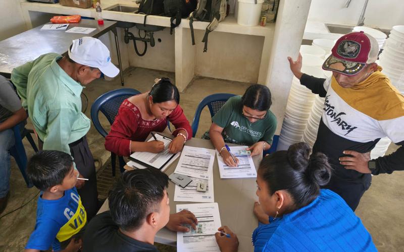Pescadores artesanales de Izabal reciben carnés 