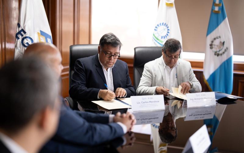 La firma del convenio se realizó en la sede del Instituto Nacional de Electrificación. 