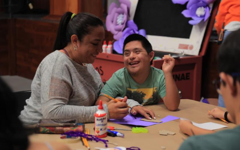 MUNAE realiza taller de elaboración de cucuruchos. 