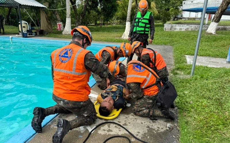 Soldados guatemaltecos se entrenan en rescate fluvial.