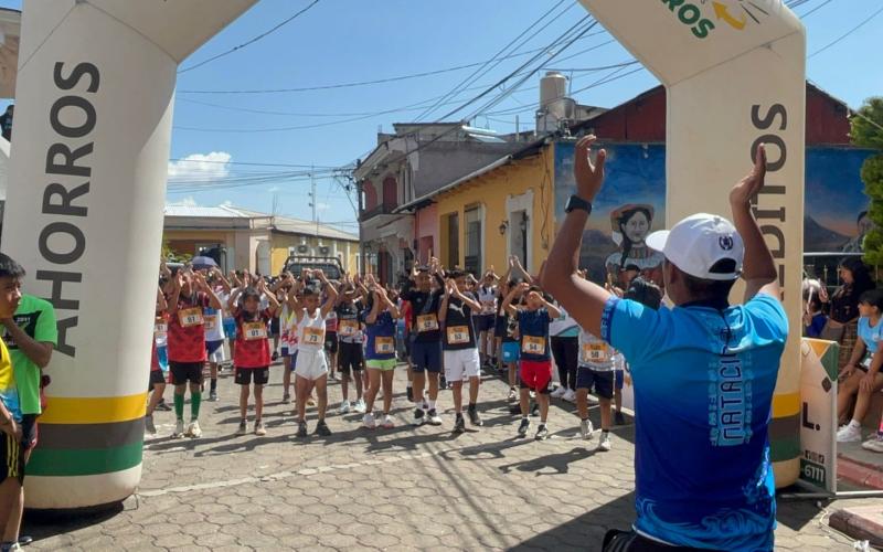Niñas y niños de Sololá participan en fase departamental de campo traviesa