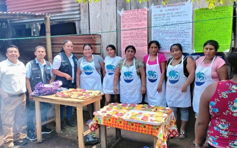 Familias de Santa Lucía Cotzumalguapa aprenden la transformación de alimentos saludables