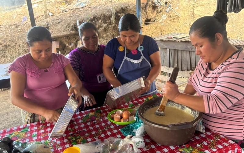 Familias de Baja Verapaz aprenden repostería artesanal y aprovechamiento del huerto