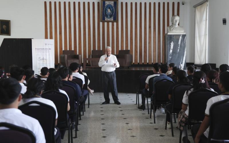 El Premio Nacional de Literatura 2025, Adolfo Méndez Vides conversó con alumnos de cuarto y quinto bachillerato