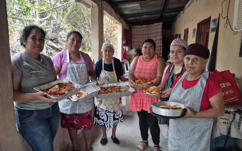 Familias aprenden a elabor recetas nutritivas y emprendimiento