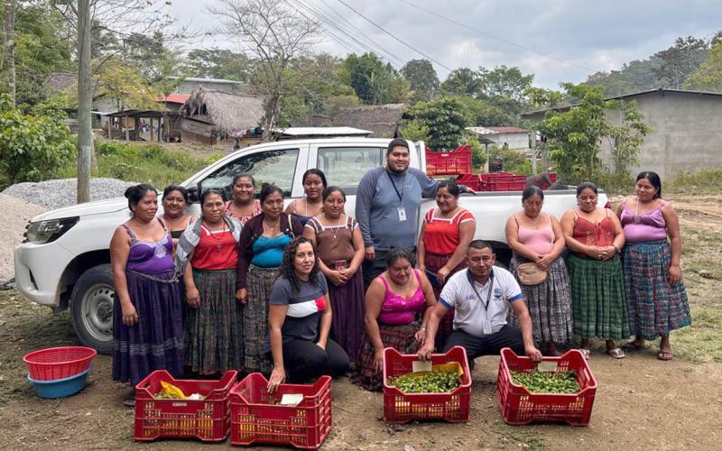 Entregan pilones de chile a comunidades de la zona de adyacencia