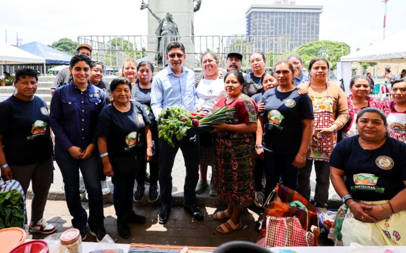 Plaza Barrios se llena de color y sabor con el regreso de la Feria del Agricultor