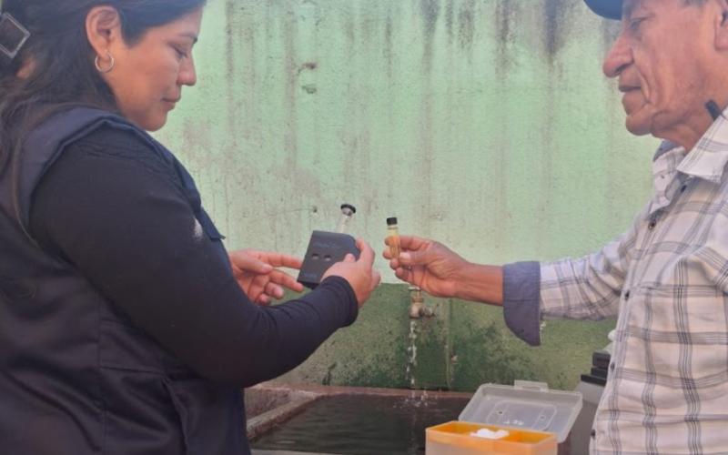 Técnicos en salud rural realizan los monitoreos sobre calidad del agua.