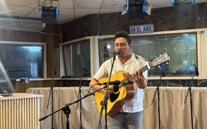 Pedro Boche presenta su música bohemia en “En contacto con Carlitos de Triana”