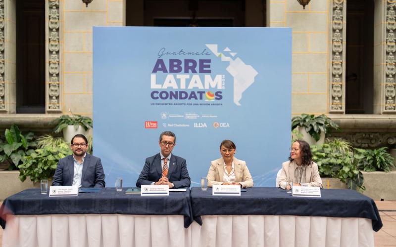 Funcionarios de gobierno y representanes de sociedad civil participaron en la conferencia de prensa.