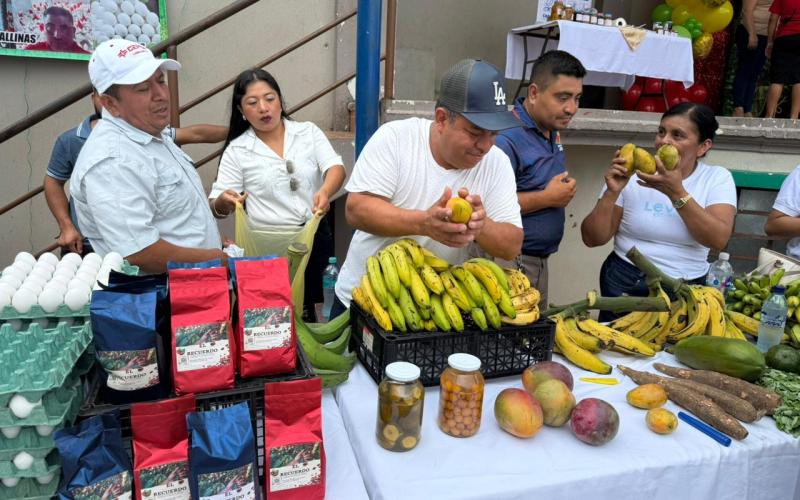 Actividad comercial interinstitucional impulsa a productores de San Marcos