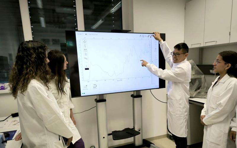 Especialista acude a curso de análisis avanzado de suelos