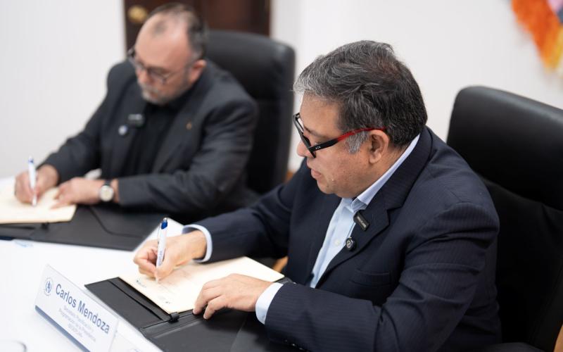 La firma del convenio estuvo a cargo de Julio López, representante de CATIE, y de Carlos Mendoza, secretario de Planificación. 